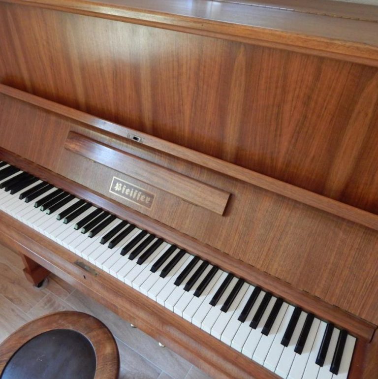 Pfeiffer Klavier im Wohnzimmer des Ferienhauses mit Klavier