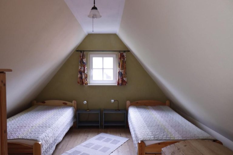 Hofzimmer mit zwei Einzelbetten und Blick in den Innenhof im Ferienhaus mit Klavier in Alt Jabel
